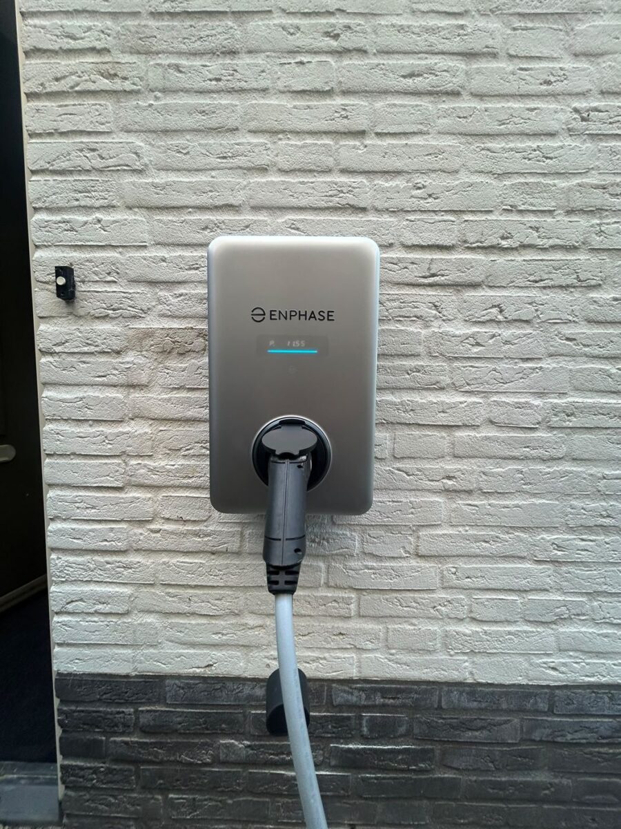 Enphase laadpaal aan de gevel in Oosterhout