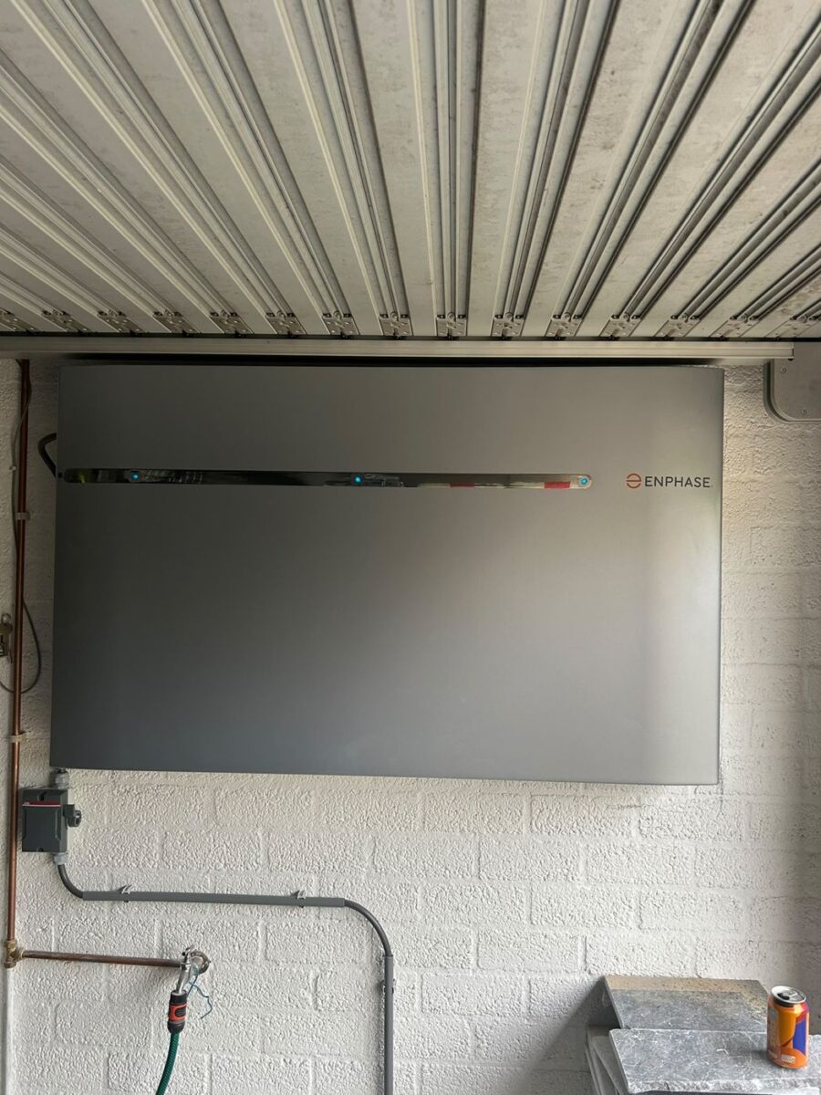 Enphase thuisbatterij van 10 kWh in een garage in Groesbeek