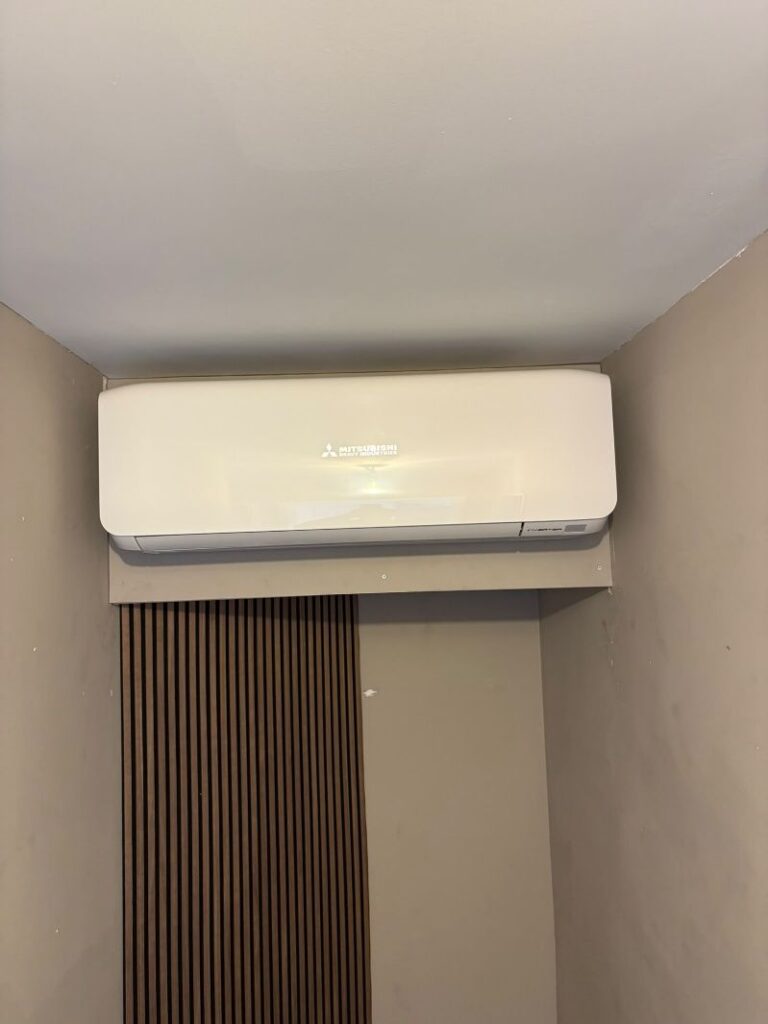 Mitsubishi airco van 5 kW op de overloop in Groesbeek, met op maat gemaakte koof