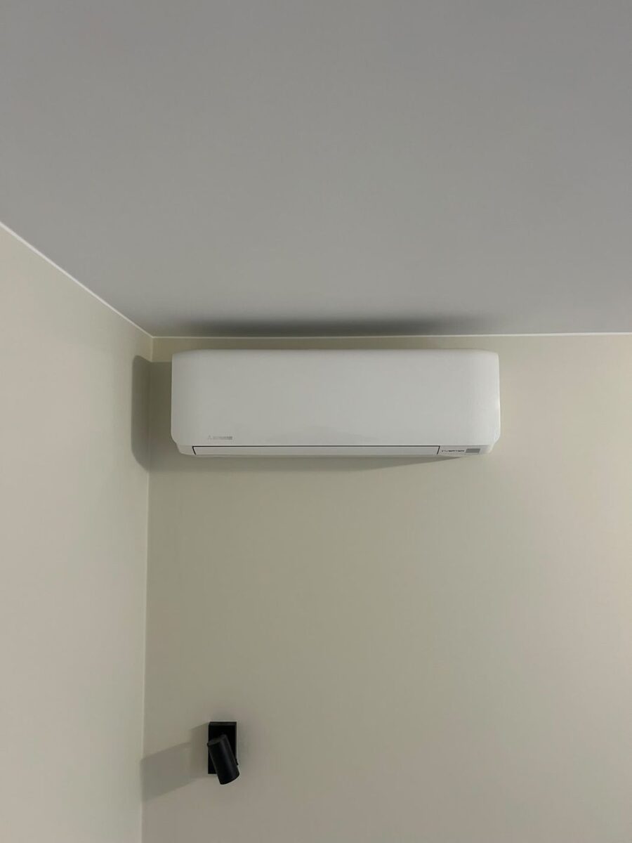 Mitsubishi airco van 2,5 kW in een slaapkamer in Oosterhout