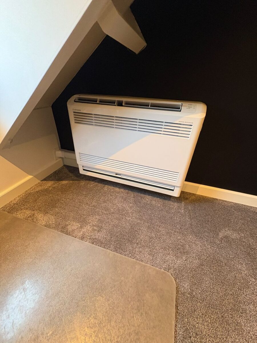 Mitsubishi Heavy vloermodel airco van 2,5 kW in een slaapkamer in Nijmegen