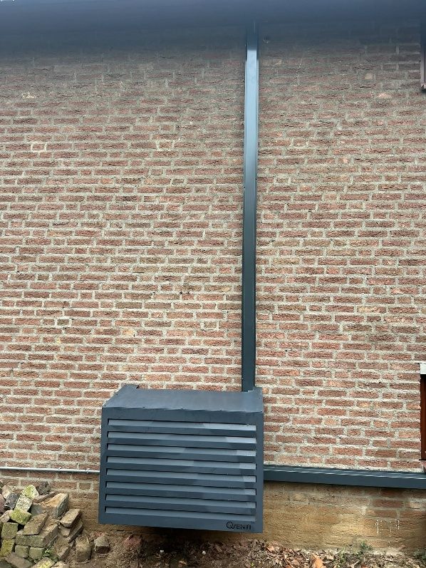 Buitenunit Mitsubishi multisplit in Malden met antraciet omkasting en aluminium goot
