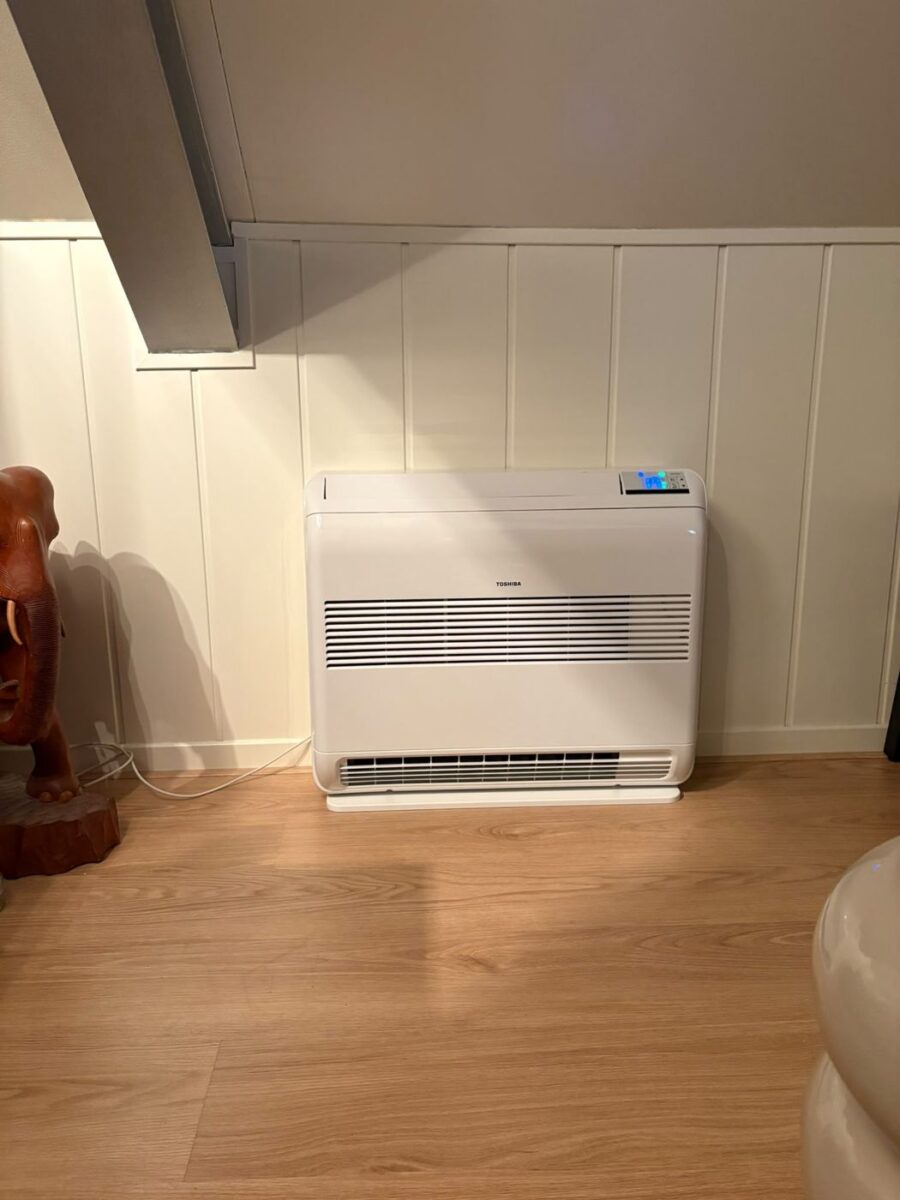 Toshiba vloermodel airco van 2,5 kW in een slaapkamer in Molenhoek