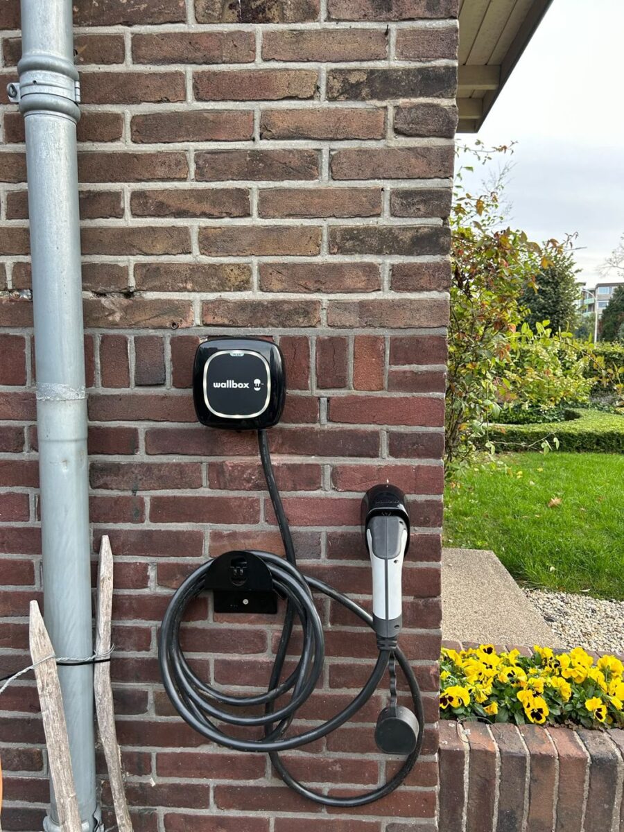 Wallbox laadpaal aan de gevel in Nijmegen