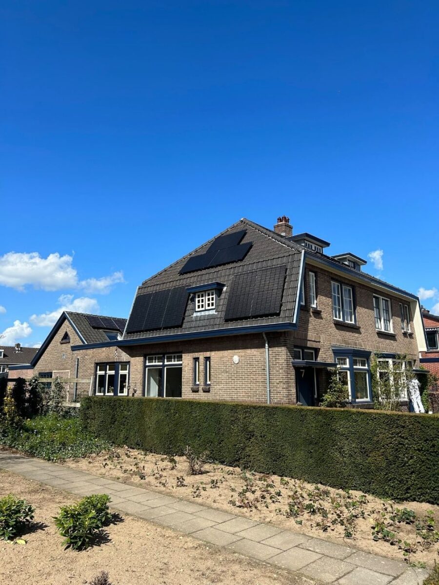 Zestien zonnepanelen met Enphase micro-omvormers op een woning in Nijmegen
