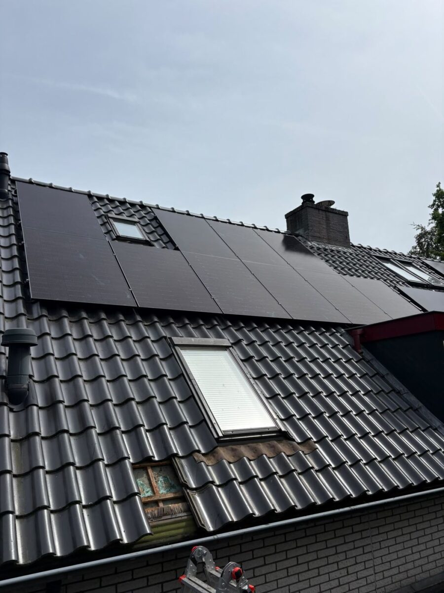 Tien zonnepanelen met Enphase micro-omvormers op een dak in Oosterhout