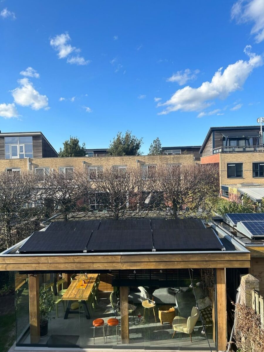 Zes zonnepanelen met SolarEdge optimizers op een tuinhuis in Cuijk